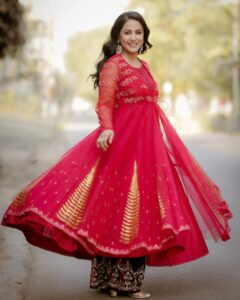 Karwa Chauth Stylish Outfits: करवा चौथ पर ट्रेडिशनल के साथ चाहिए मॉडर्न लुक, तो ये आउटफिट करें कैरी