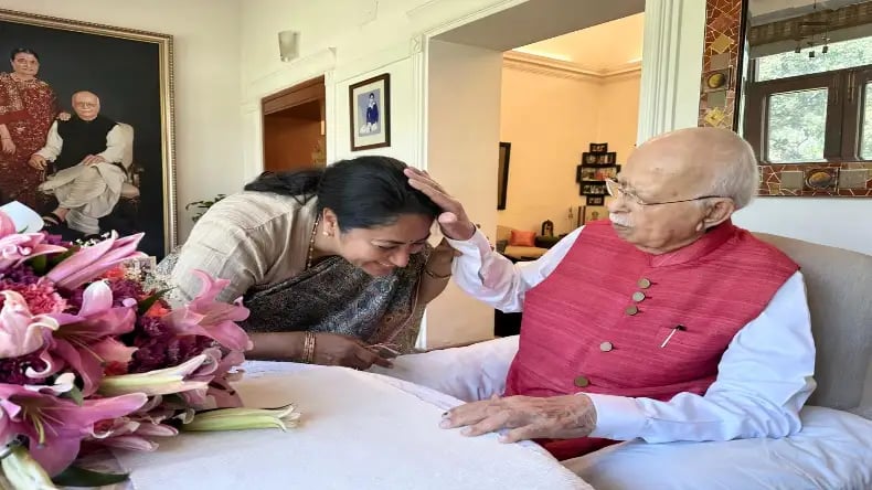1395138 Rekha Gupta Meet Lal Krishna Advani