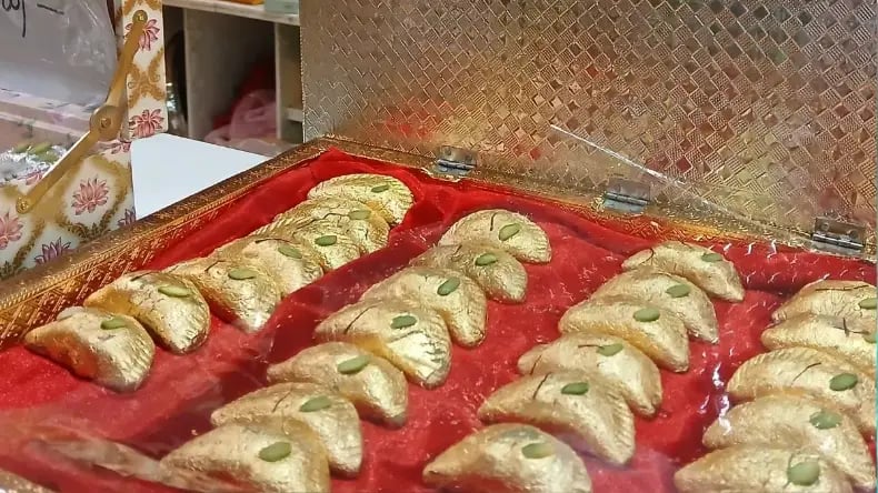 1395397 Golden Gujiya