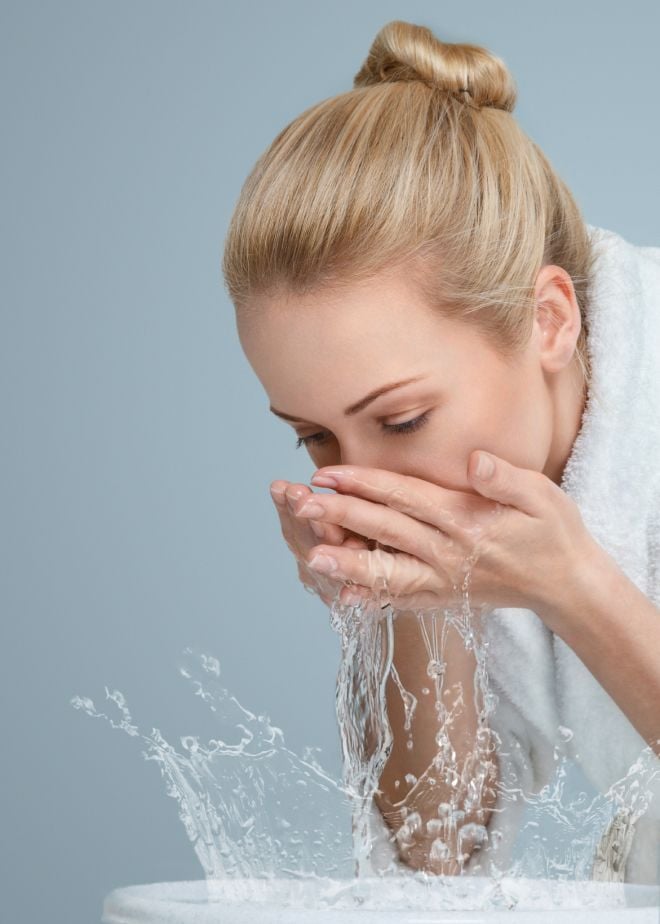 1395499 Washing face