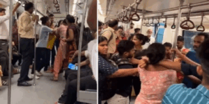 Viral Video: दिल्ली मेट्रो में फिर हुआ हाई वोल्टेज ड्रामा, एक दूसरे से भिड़ी महिला और लड़की
