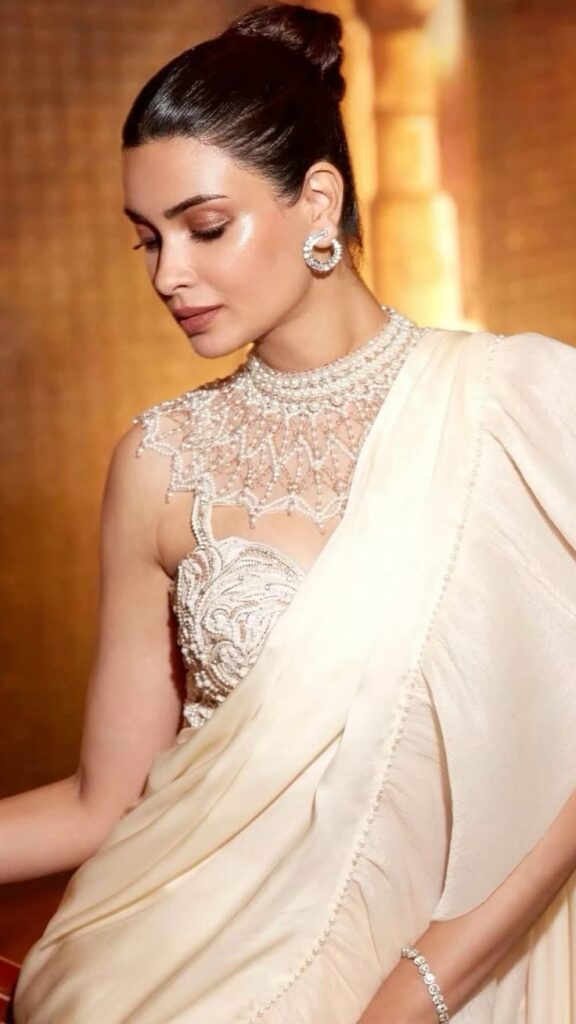 1395922 Diana Penty 1