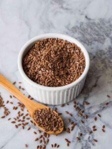 Flaxseeds for Hair: बालों के लिए क्यों जरुरी हैं अलसी के बीज, जानें फायदे