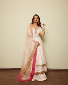 Ramadan में स्टाइल करें एक्ट्रेस Jasmin Bhasin के टॉप 5 Ethnic Suit Look