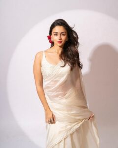 Alia Bhatt Lightweight Sarees: गर्मियों के लिए आलिया भट्ट की हल्की और स्टाइलिश साड़ियां