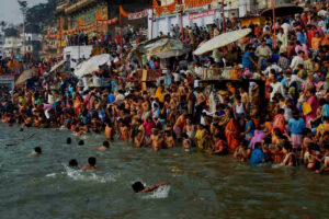 वाराणसी के घाटों पर गंगा सप्तमी का उत्सव, श्रद्धालुओं ने किया स्नान