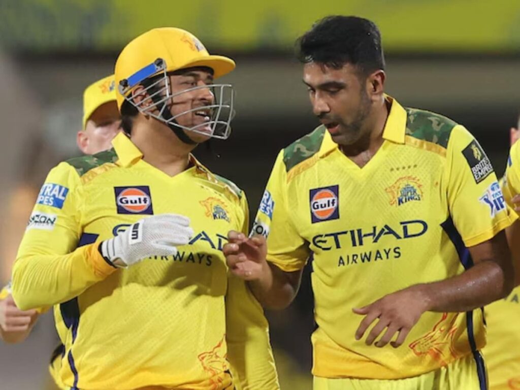 1397683 Ravichandran Ashwin with MS Dhoni d