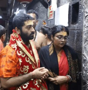 Mahakaal के दर्शन को पत्नी संग पहुंचे Arijit Singh, भस्म आरती में हुए शामिल