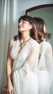 Jacqueline Fernandez से लें साड़ी स्टाइलिंग इंस्पिरेशन, लुक में लगेगा Glamour का तड़का