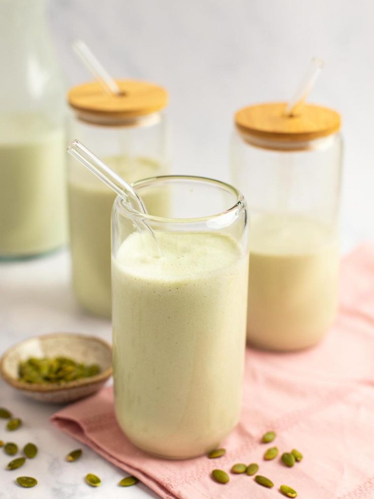 1398704 pumpkin seeds in milk