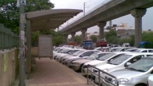 Noida में अवैध पार्किंग पर सख्ती, बैंक्वेट हॉल्स को नोटिस जारी
