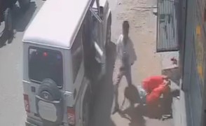 पति के सामने उठा ले गए पत्नी को, Video देख कांप जाएगी रूह