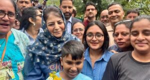 Mahbooba Mufti ने LG Sinha से की निर्दोष कश्मीरियों को रिहा करने की अपील
