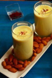 Badam Shake Recipe: गर्मियों में घर पर बनाएं बादाम शेक, मूड करें तरोताजा