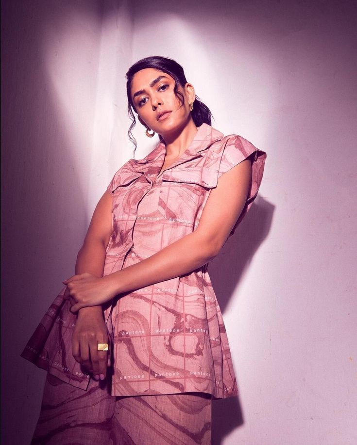 1399673 Mrunal Thakur 2