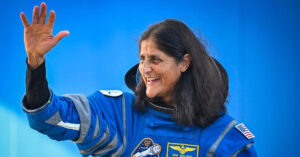 Sunita Williams की वापसी पर खुशी से झूमे फिल्मी सितारे, Manoj Muntashir बोले – ‘जमीं याद आई…