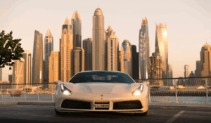Dubai में सस्ते दामों में मिलती हैं करोड़ों की लग्जरी गाड़ियां, कीमत जानकर चौंक जाएंगे