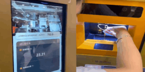 ATM में एक तरफ डालें गोल्ड दूसरी तरफ निकालें कैश, वीडियो देख आ जाएगा मजा