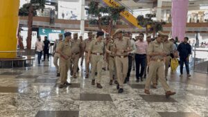 Mock Drill in Noida: मॉल, एयरपोर्ट और मेट्रो स्टेशन पर हाई अलर्ट, सुरक्षा तैयारियों की हुई जांच