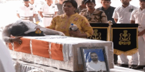 Pahalgam Attack : I am proud of you… लेफ्टिनेंट पति से लिपटकर रो पड़ी पत्नी, Video Viral