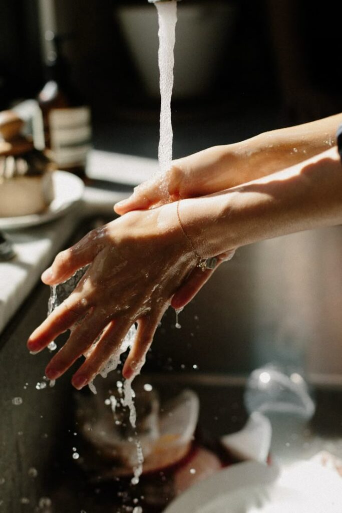 1401355 Washing hands