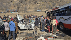 J-K: गांदरबल में यात्रियों से भरी कार बस से टकराई, 5 की मौत, 14 घायल