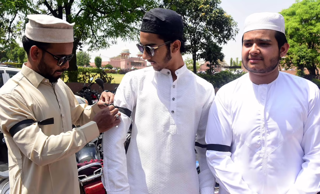 1402783 4pic28 with 3 Rajan The Muslim community registered their protest by wearing black bands in Bhopal on Friday