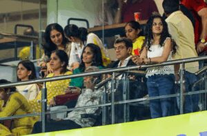 परिवार संग CSK और SRH का मैच देखने Chepauk Stadium पहुंचे साउथ एक्टर Ajith Kumar