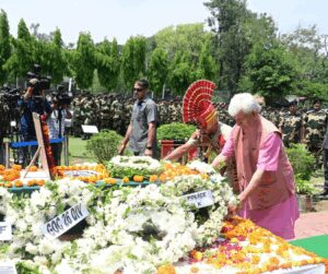 उपराज्यपाल मनोज सिन्हा ने सब-इंस्पेक्टर मोहम्मद इम्तियाज को दी श्रद्धांजलि, गोलाबारी में हुए थे शहीद