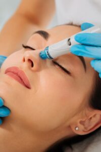 Hydra Facial Benefits: हाइड्रा फेशियल से पाएं निखरी त्वचा, जान लें फायदे