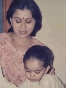 Mother’s Day पर Anushka Sharma ने शेयर की बचपन की तस्वीरें, Virat ने भी लिखा प्यारा कैप्शन
