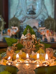Akshaya Tritiya 2025: इस बार अक्षय तृतीया पर घर लाएं ये चीजें, आएगी सुख-समृद्धि