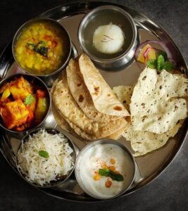 Indian Dishes for Summer: गर्मियों में डिनर के लिए बनाएं ये 8 तरह के हल्के और स्वादिष्ठ व्यंजन