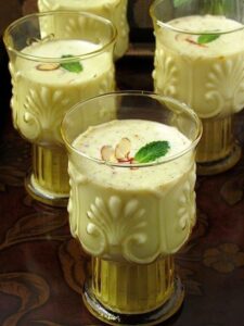 Benefits of Elaichi Milk: सिर्फ स्वाद ही नहीं सेहत के लिए भी काफी अच्छा है इलायची वाला दूध