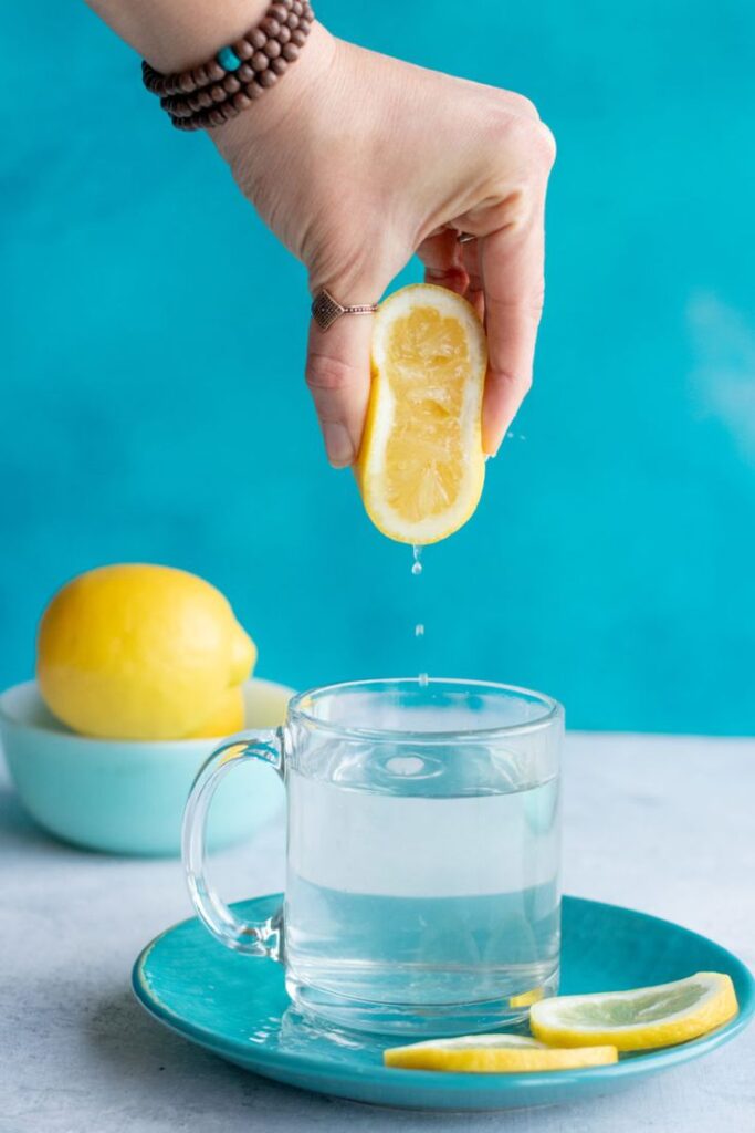 1404397 hot water with lemon