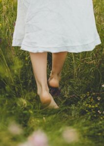 Walking on Grass Barefoot: नंगे पैर घास पर चलने से स्वास्थ्य को मिलेंगे ढेरों फायदे