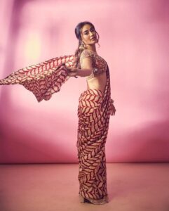 Surbhi Jyoti Sarees: गर्मियों के लिए बेस्ट हैं सुरभि ज्योति की ये लाइटवेज साड़ियां