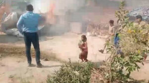 Viral Video: किताबों को सीने से लगाकर भागी मासूम, भावुक कर देगा वीडियो