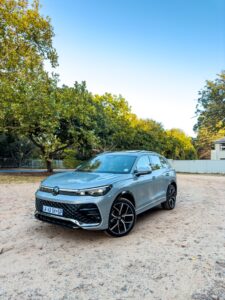 Volkswagen की Tiguan R-Line की प्री-बुकिंग शुरू, दमदार इंजन और शानदार फीचर्स