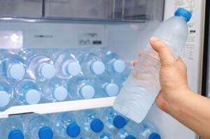 Side Effects of Cold Water: अगर आप भी पीते हैं फ्रिज में रखा ठंडा पानी, तो जान लें नुकसान