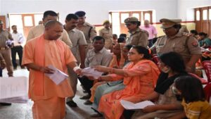 गोरखपुर में CM योगी का जनता दर्शन, जमीन विवाद पर त्वरित कार्रवाई का निर्देश
