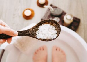 Salt Water Shower: नहाने के लिए इस्तेमाल करें नमक वाला पानी, दूर होंगी ये समस्याएं