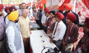 Punjab में सरकारी स्कूल के बच्चों को गाइड करेंगे IAS और IPS, मनीष सिसोदिया ने की सराहना