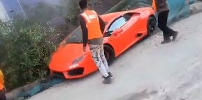 Noida में Lamborghini ने फुटपाथ पर बैठे मजदूरों को मारी टक्कर, दो घायल
