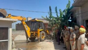 जालंधर में महिला तस्कर की अवैध इमारत पर चला बुलडोजर