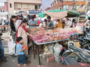 Jammu-Kashmir में Navratri और Eid की धूम, बाजारों में बढ़ी चहल-पहल