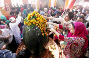 जम्मू-कश्मीर: रणबीरेश्वर मंदिर में भक्तों की लंबी कतारें, महाशिवरात्रि का उत्साह