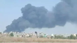 Greater Noida: कूलर फैक्ट्री में लगी भीषण आग, 30 दमकल गाड़ियों ने पाया काबू