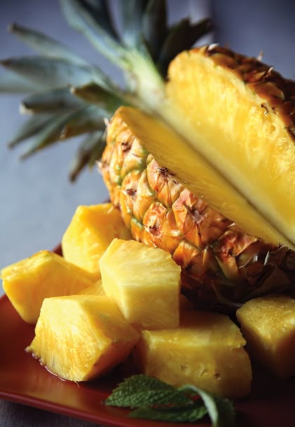 1408347 fresh pineapple