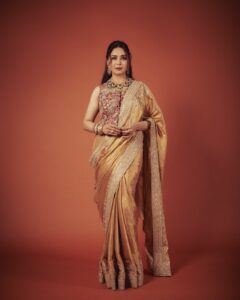 Latest Blouse Design: ट्रेंड में हैं माधुरी दीक्षित के टॉप 7 ब्लाउज डिजाइन